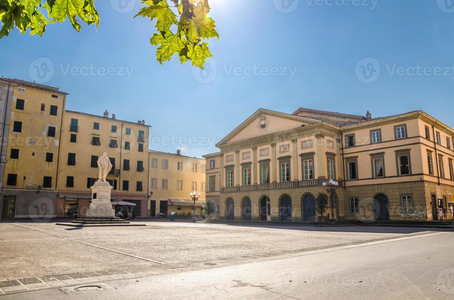 teatro del giglio edifício de teatro e monumento na praça piazza del giglio no centro histórico da cidade medieval de lucca foto