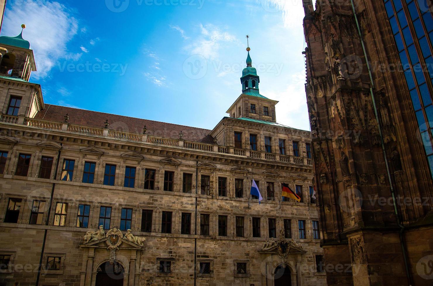 antigo prédio da prefeitura perto de st. Sebaldus Church em Nurnberg, Alemanha foto