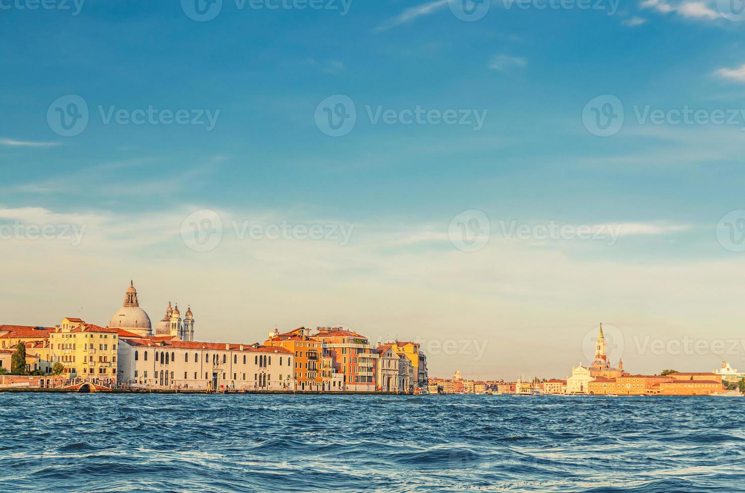 paisagem urbana de veneza com água do canal giudecca da lagoa veneziana, aterro de fondamenta zattere foto