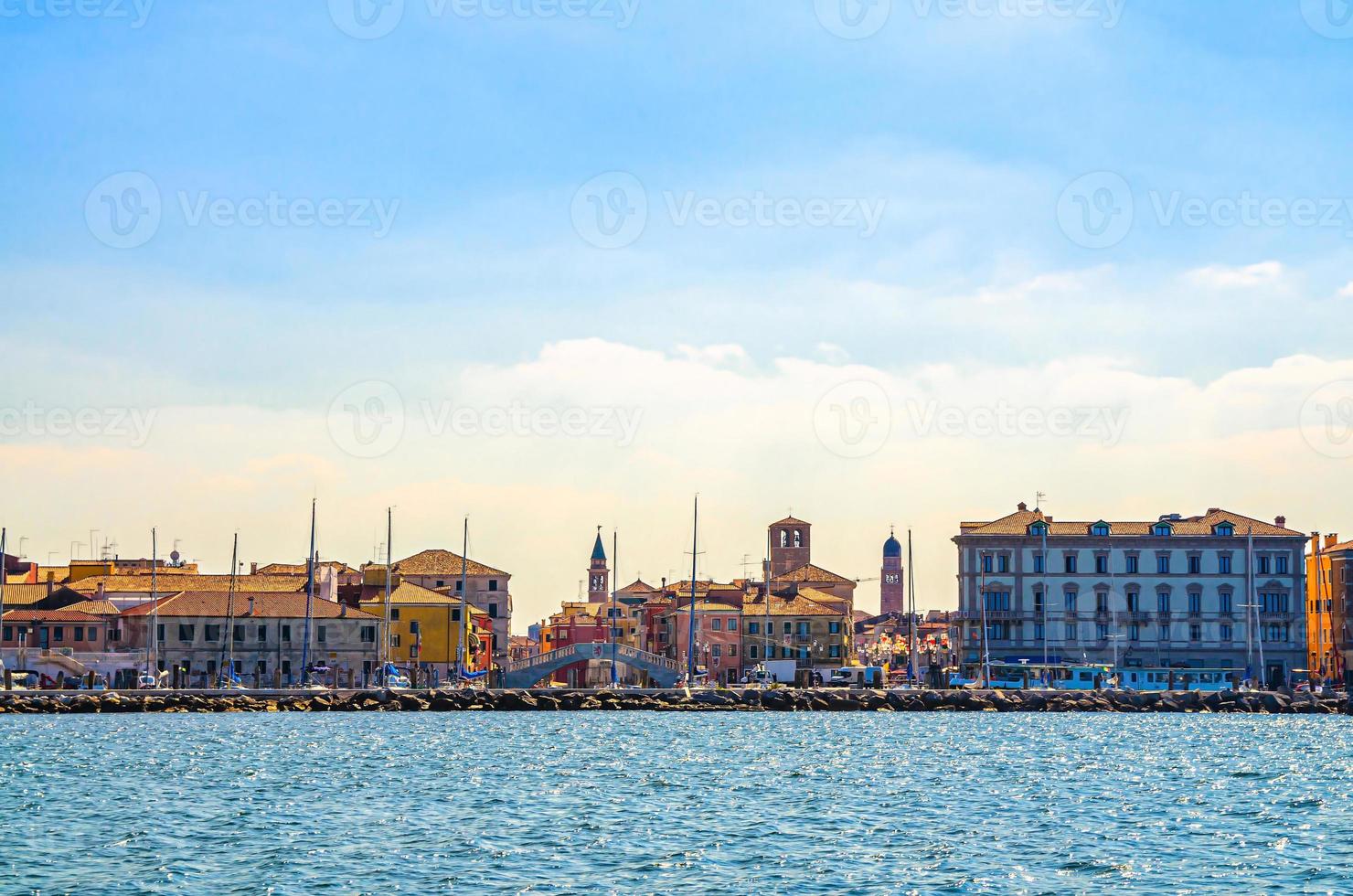 vista da lagoa do mar da paisagem urbana da cidade de chioggia foto