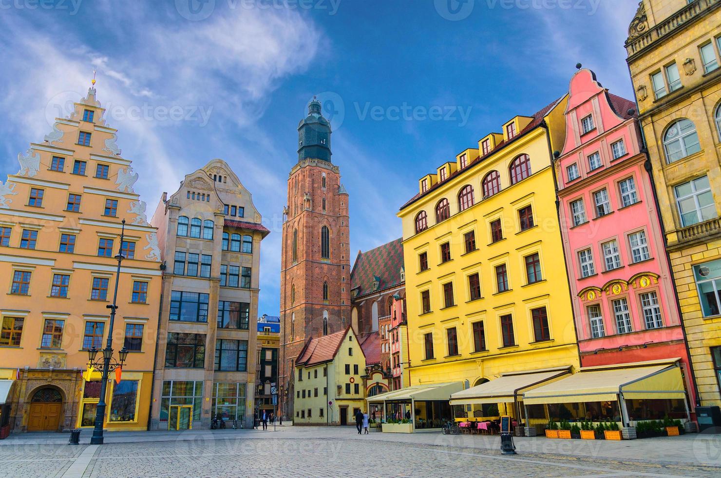 fileira de edifícios coloridos com fachada multicolorida e st. elizabeth basílica menor guarnição igreja católica foto