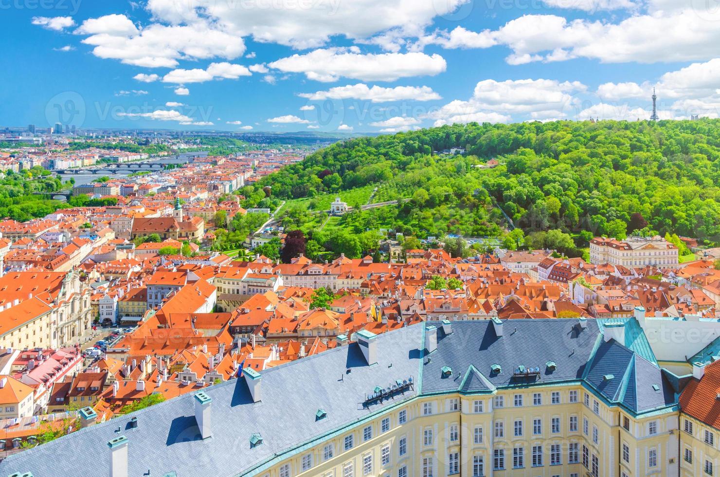 vista panorâmica aérea superior do centro histórico da cidade de praga com edifícios de telhado vermelho foto