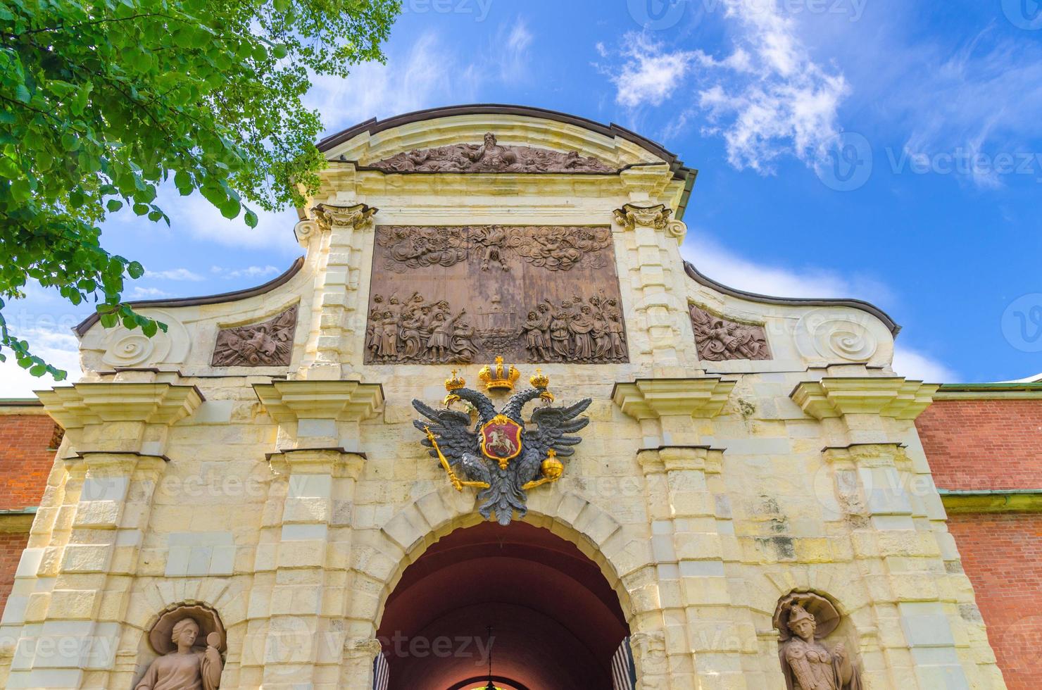 portão de peter com águia imperial de duas cabeças do museu estadual do edifício de história de leningrado foto