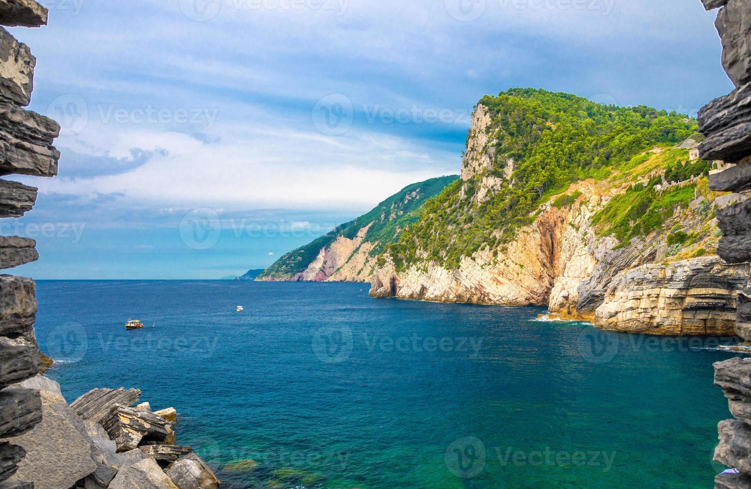 grotta di lord byron com água turquesa e costa com penhasco de pedra através da janela da parede de pedra, cidade de portovenere foto