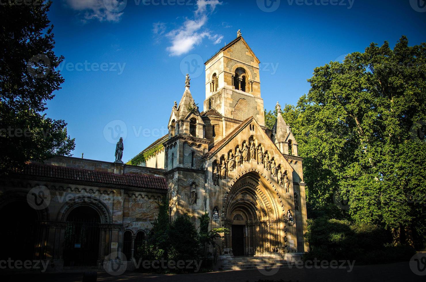 antiga igreja jaki kapolna perto do castelo vajdahunyad em budapeste, hungria foto