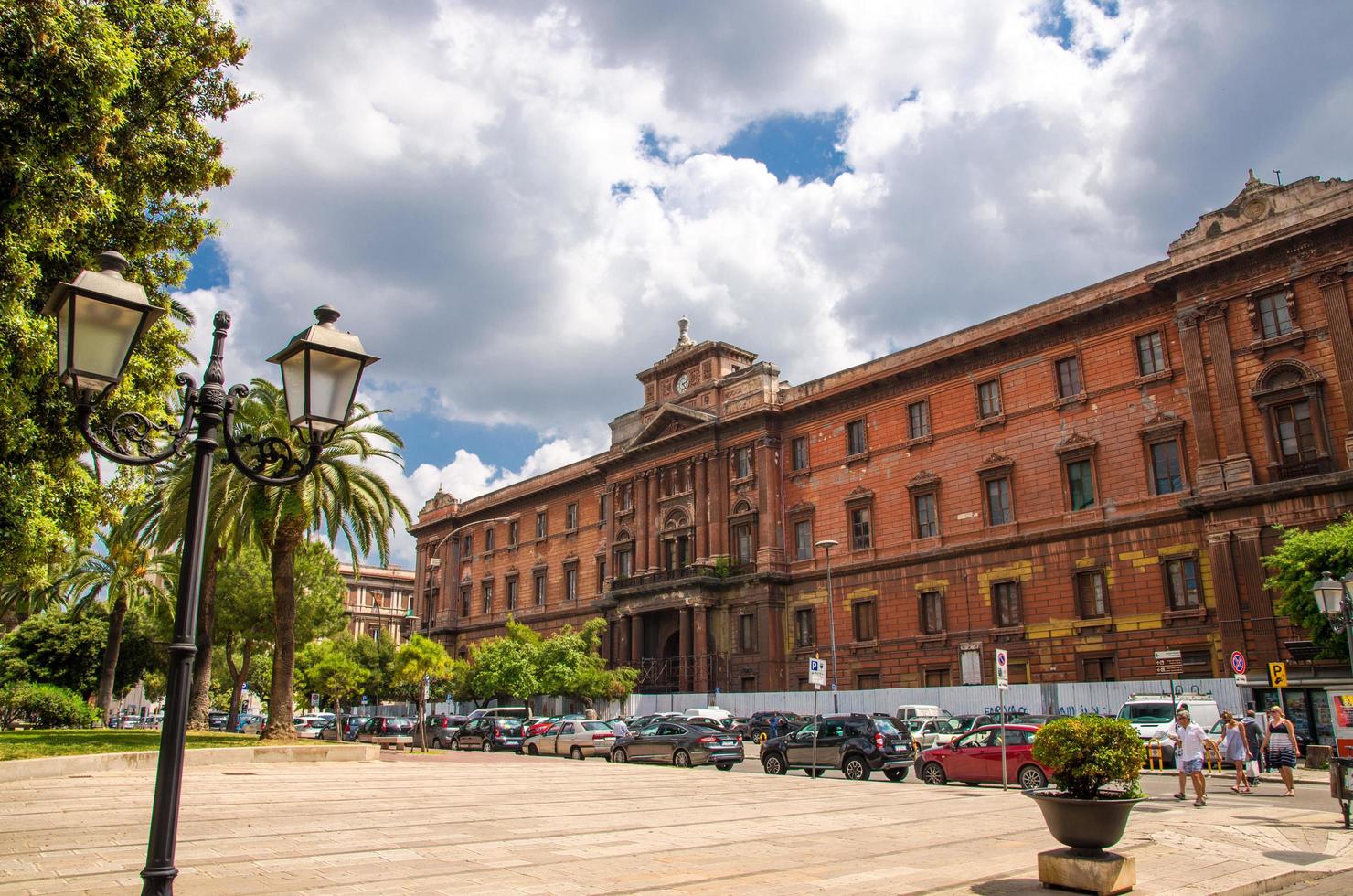 praça de giardini piazza garibaldi e prédio antigo, luzes da rua, palmeiras foto