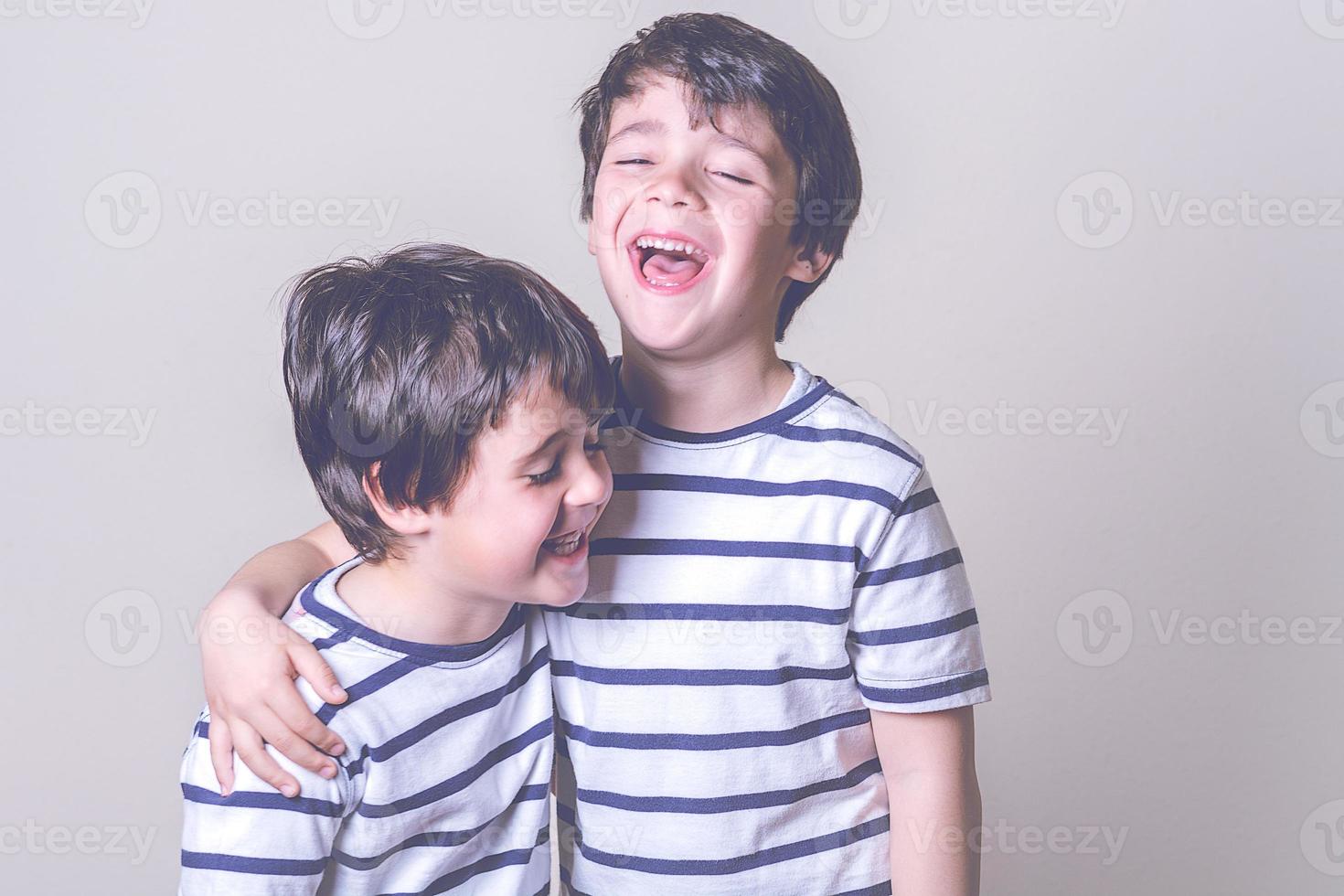 irmãos felizes e sorridentes foto