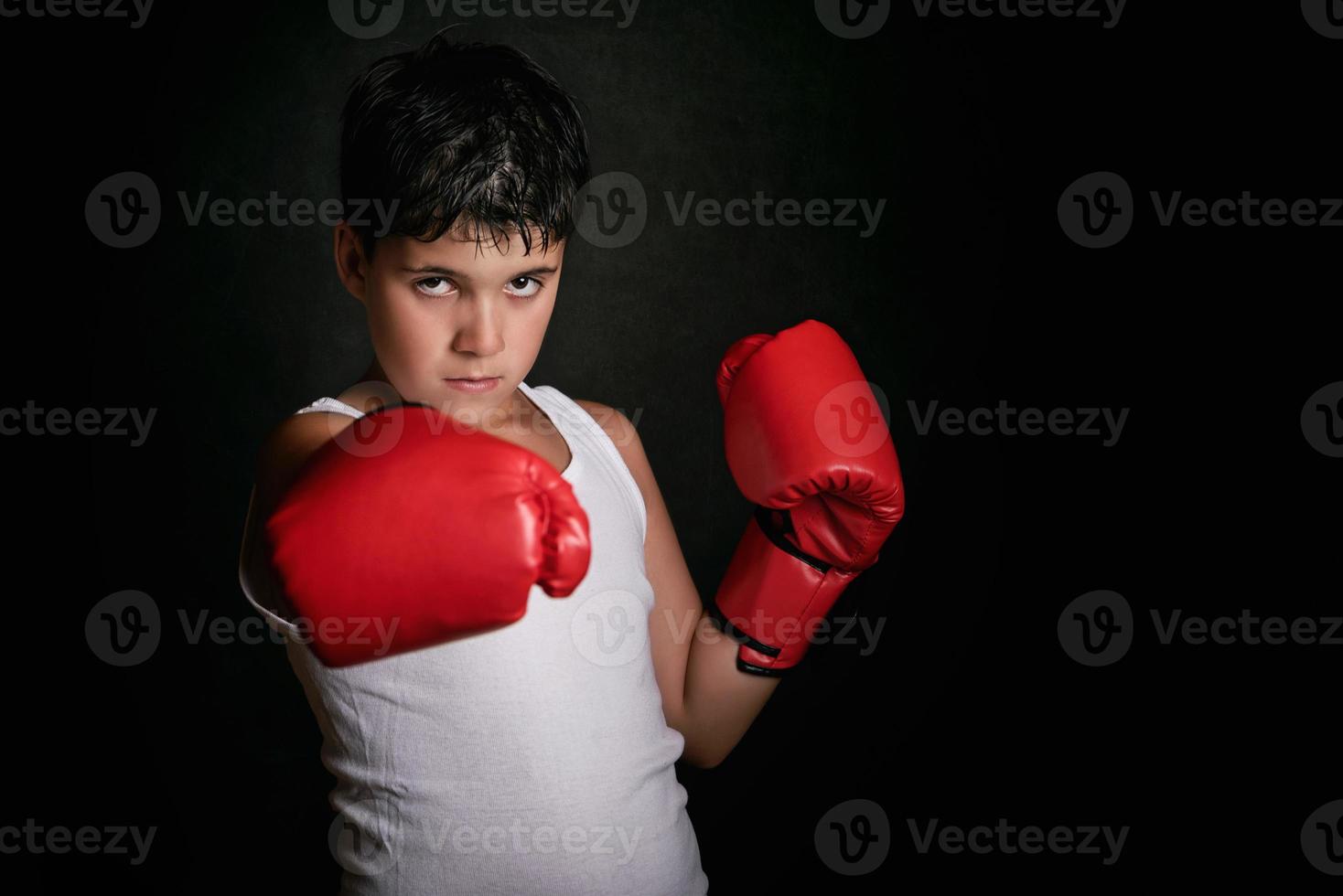 garotinho com luvas de boxe foto