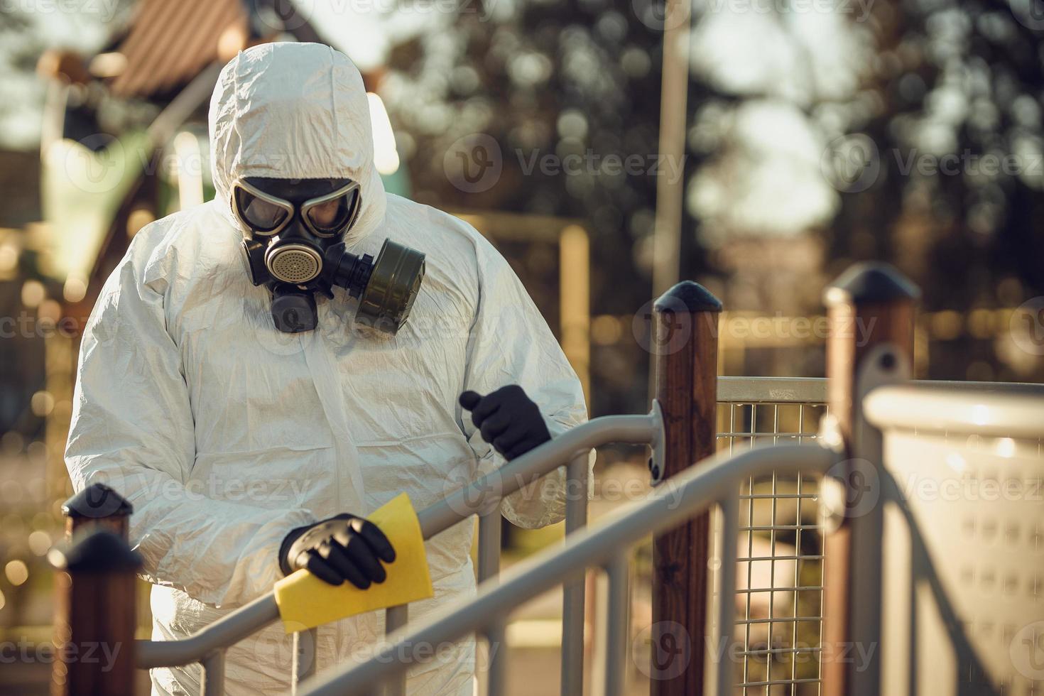 limpeza e desinfecção no playground no complexo da cidade em meio às equipes de epidemia de coronavírus para esforços de desinfecção prevenção de infecções e controle de traje de proteção e máscara epidêmica foto