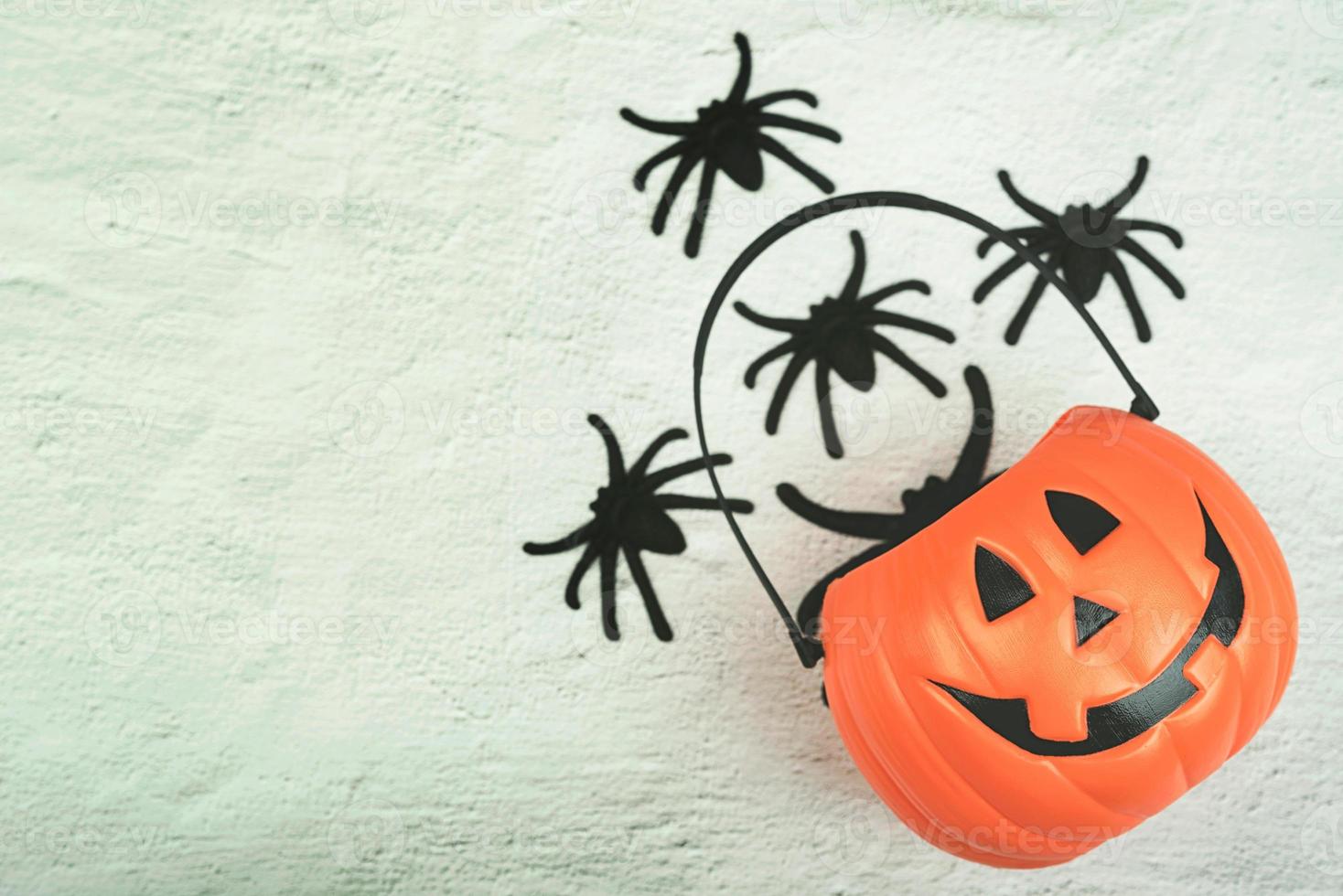 feliz Dia das Bruxas. abóbora de halloween com aranhas foto