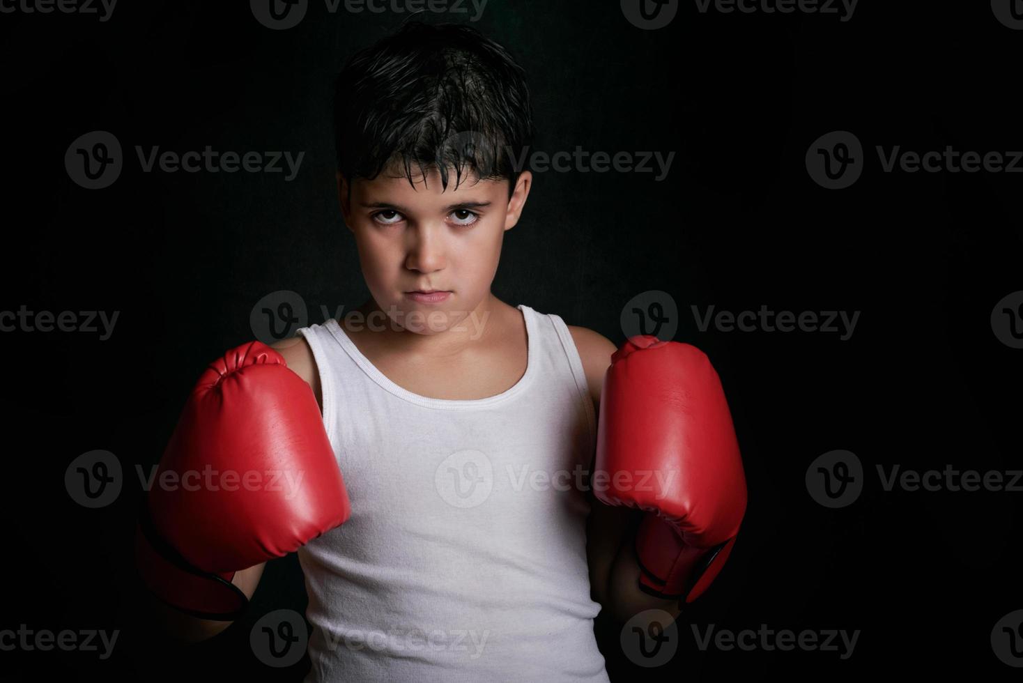 garotinho com luvas de boxe foto