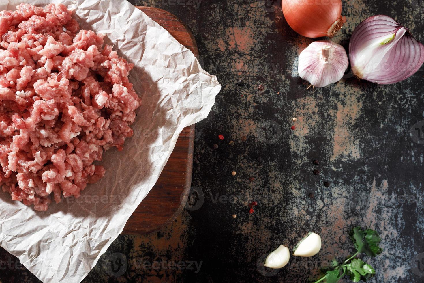 carne de porco picada caseira em papel manteiga foto