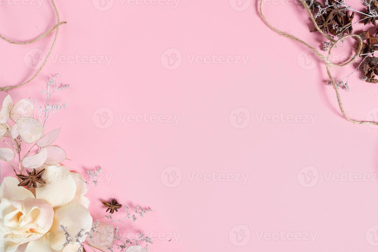 preparação para um futuro postal. flores cor de rosa em um fundo rosa com espaço para texto foto