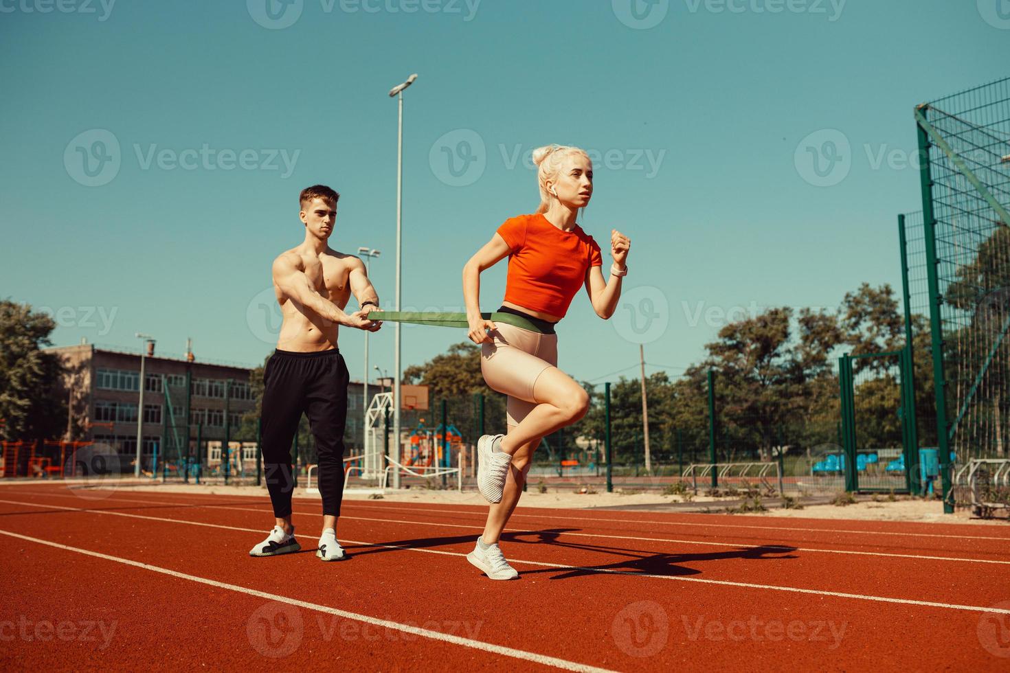 jovem casal praticando esportes com elásticos esportivos foto