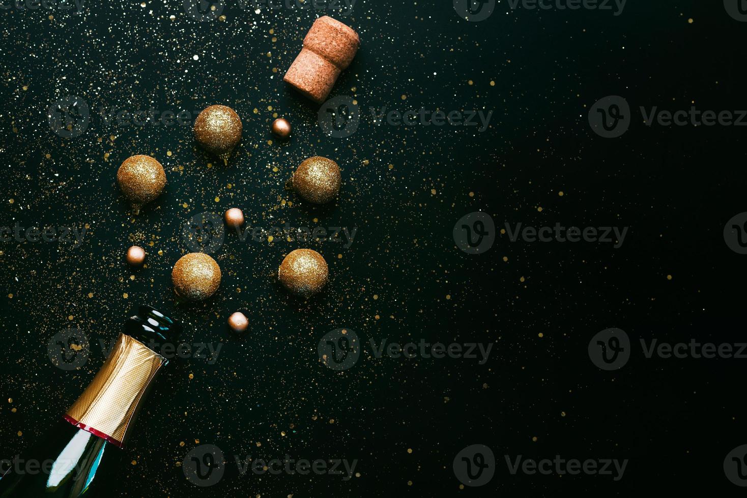 feliz Ano Novo. garrafa de champanhe e bolas de natal, glitter cintilante com espaço para texto. fundo de conceito de celebração de véspera de ano novo foto