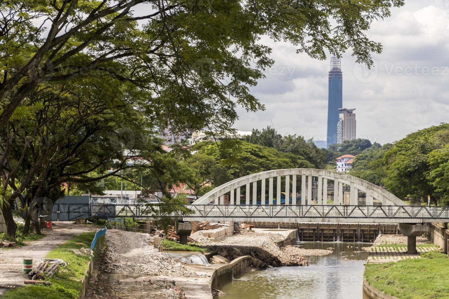 ponte ferroviária, canteiros de obras e a bolsa 106. foto