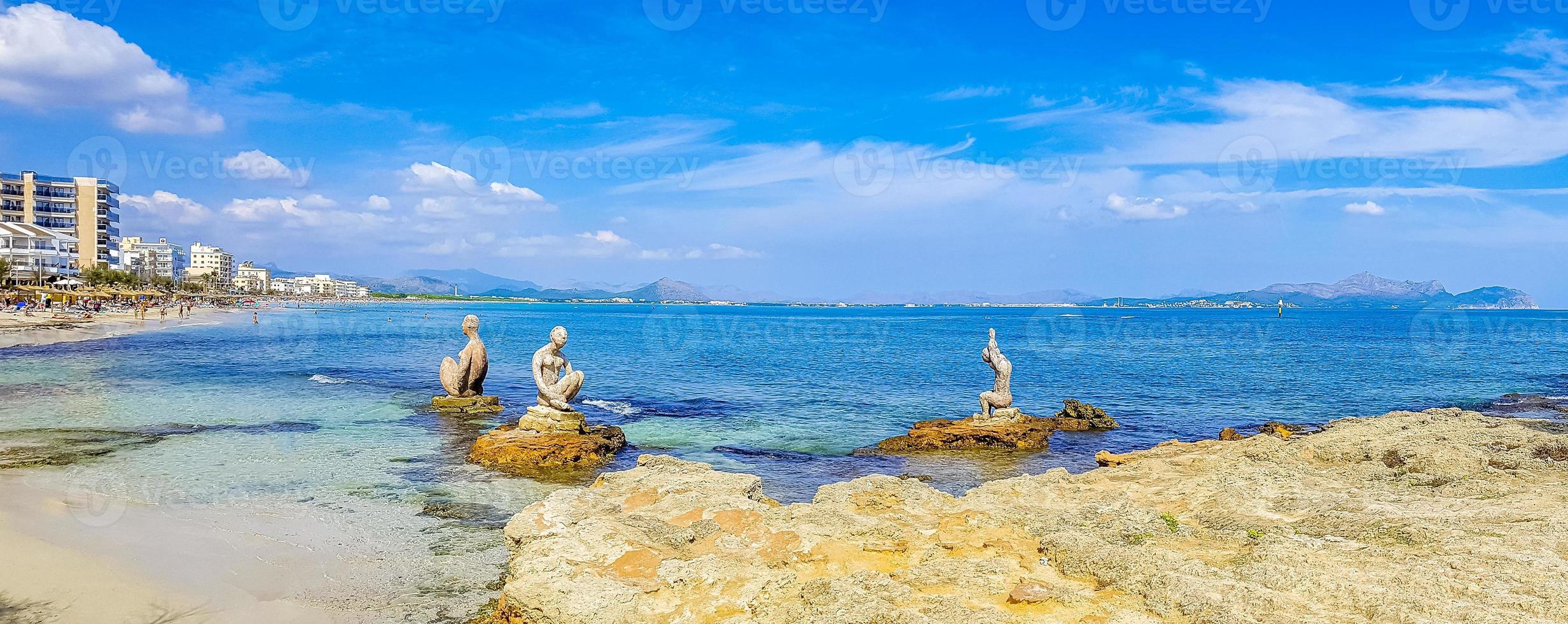 esculturas panorama da paisagem da costa e da praia pode picafort mallorca espanha. foto