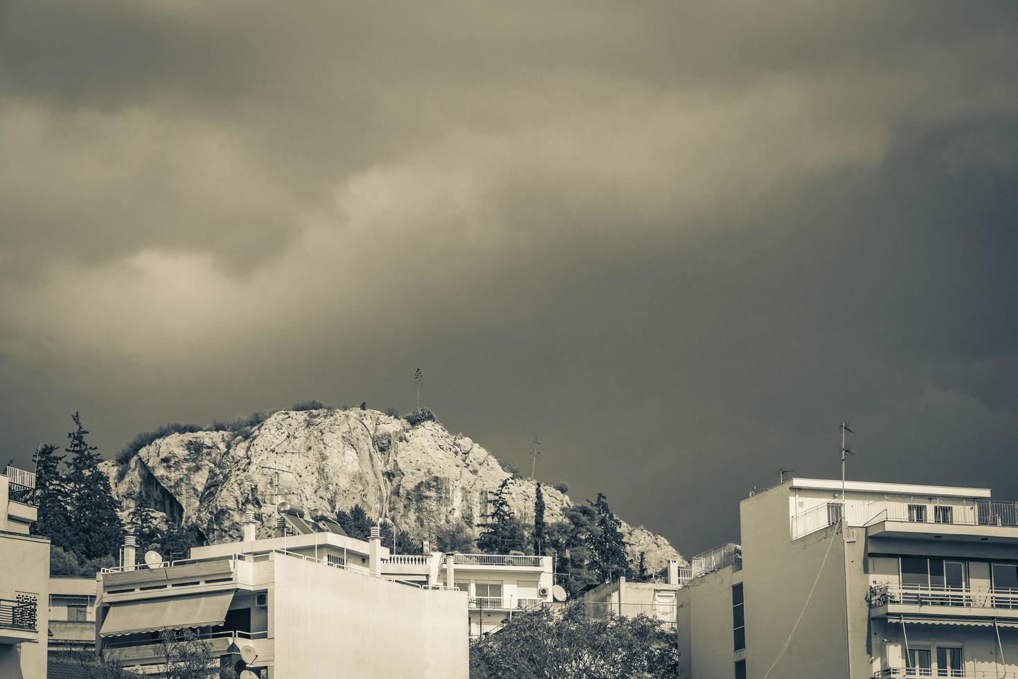 nuvens de tempestade pretas escuras sobre o panorama grego da cidade atenas grécia. foto