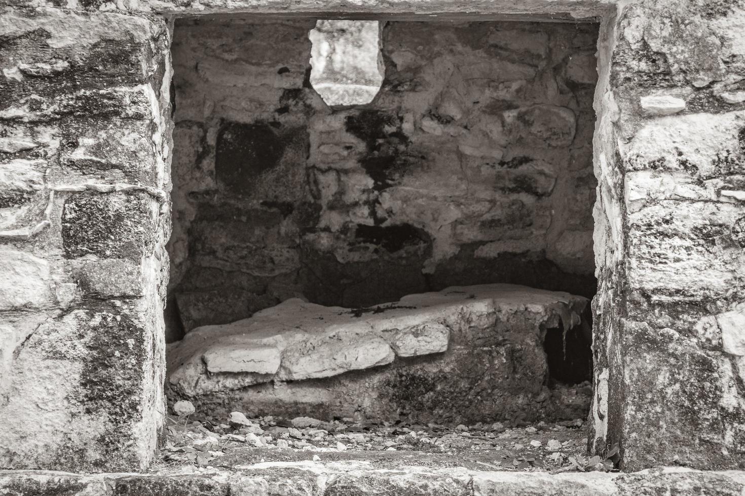 antigo local maia com templo ruínas pirâmides artefatos muyil méxico. foto