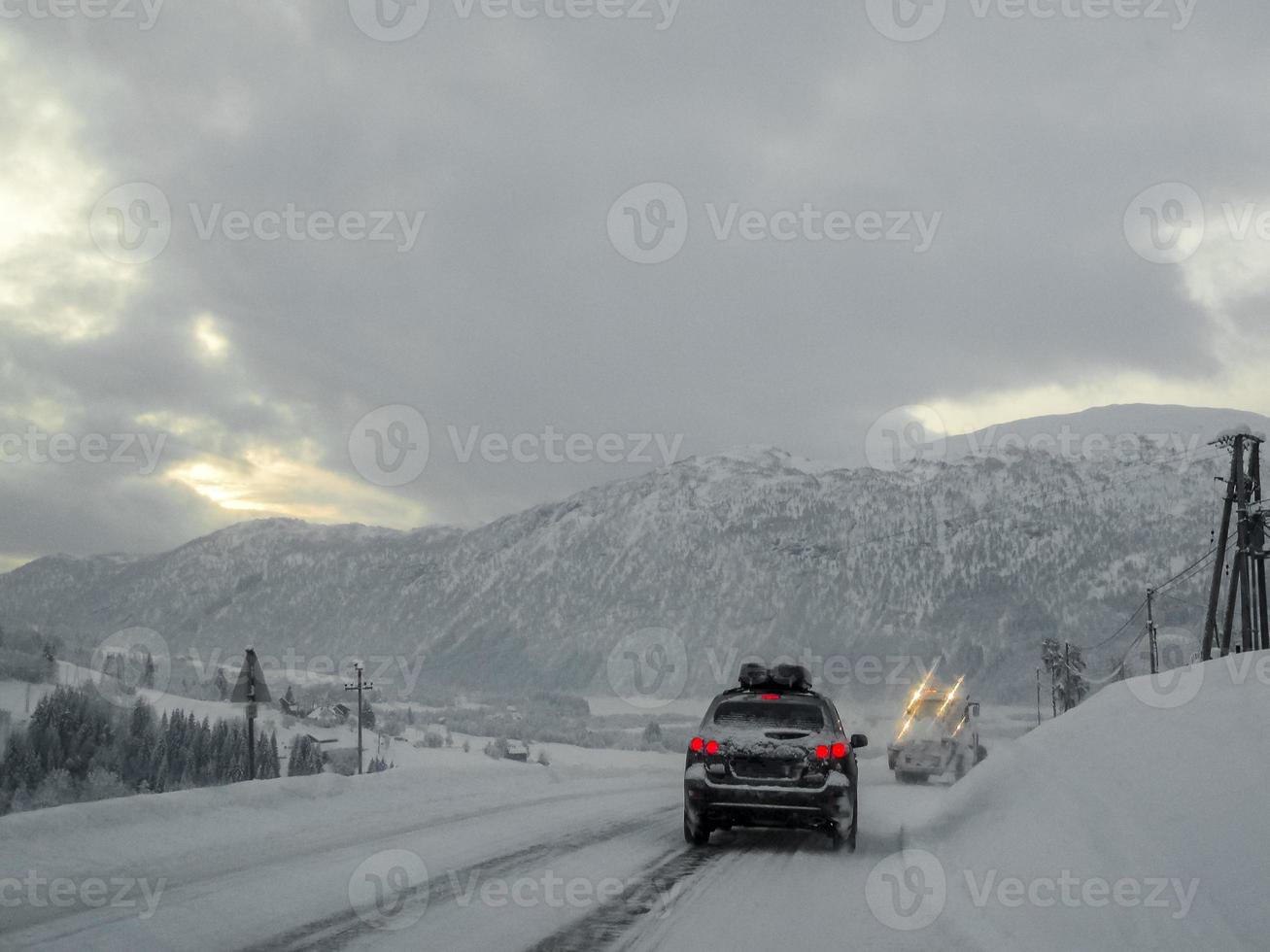 dirigindo pela estrada de neve e paisagem na Noruega. foto