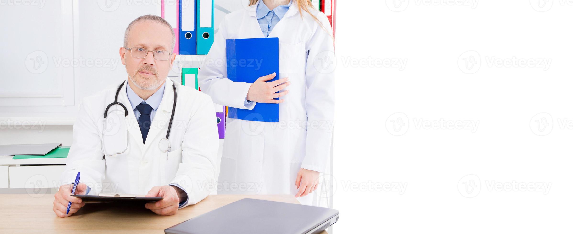 médico do sexo masculino com enfermeira sentada no escritório da clínica, seguro médico, espaço de cópia, outdoor ou banner foto