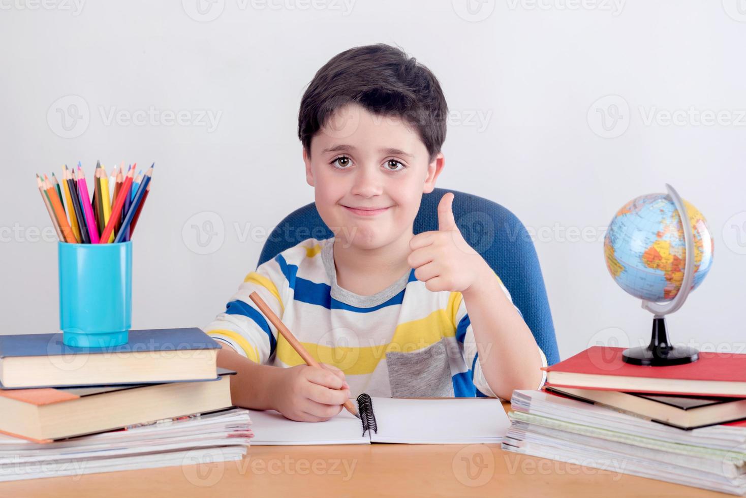 menino sorridente estudando foto