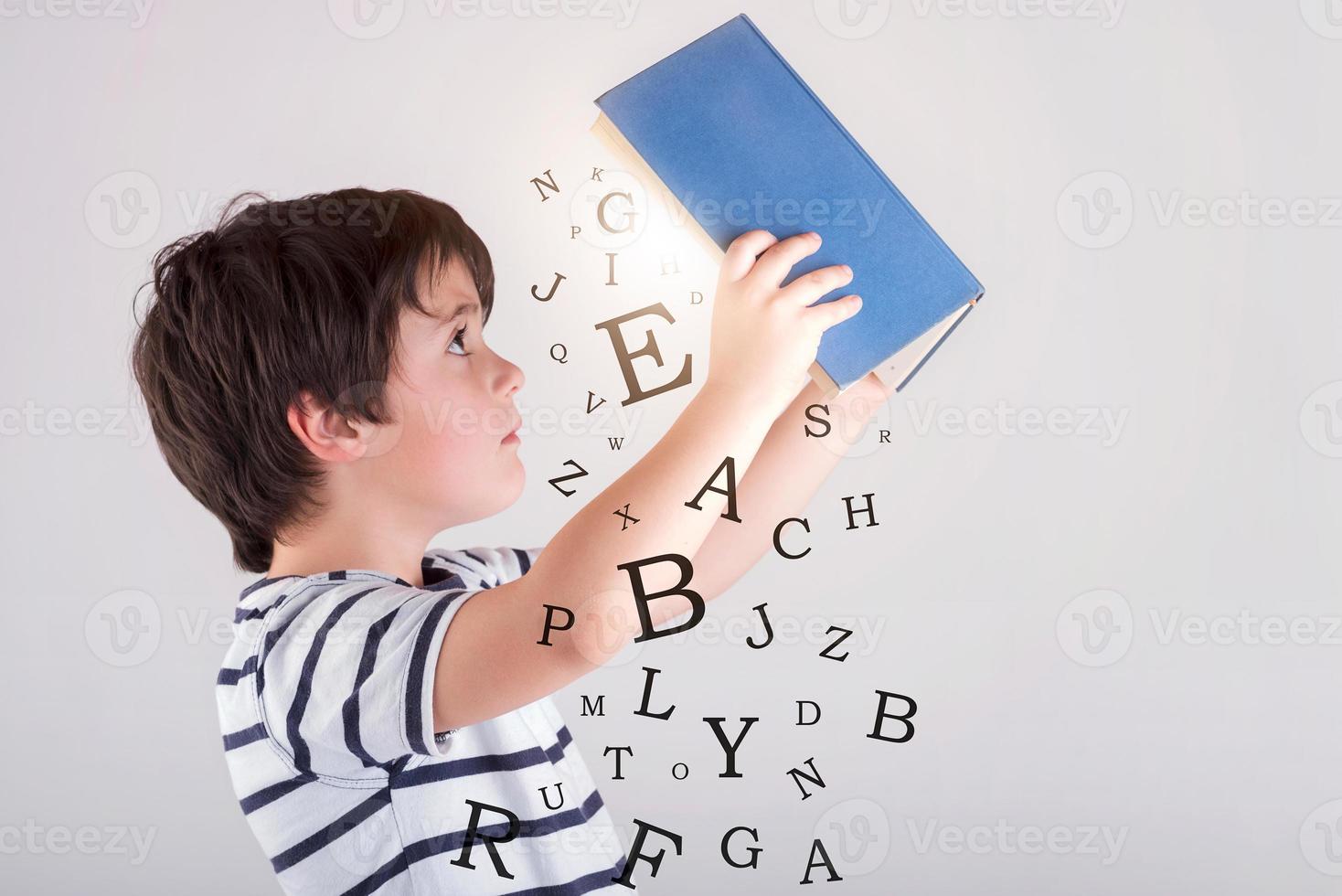 menino lendo um livro foto