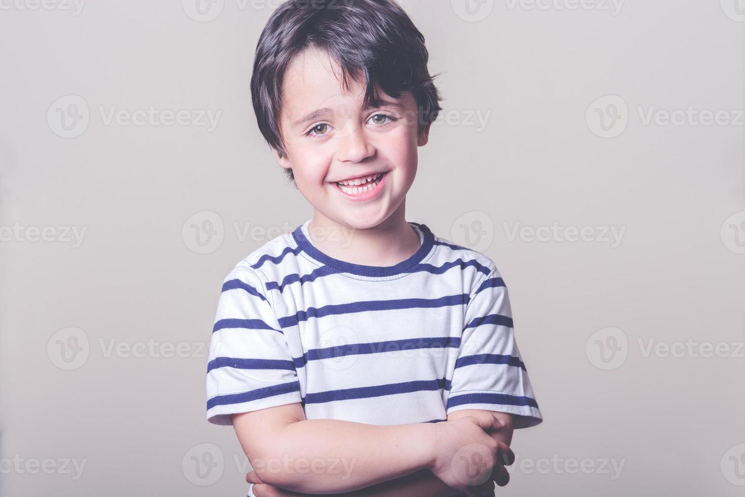 criança feliz e sorridente foto