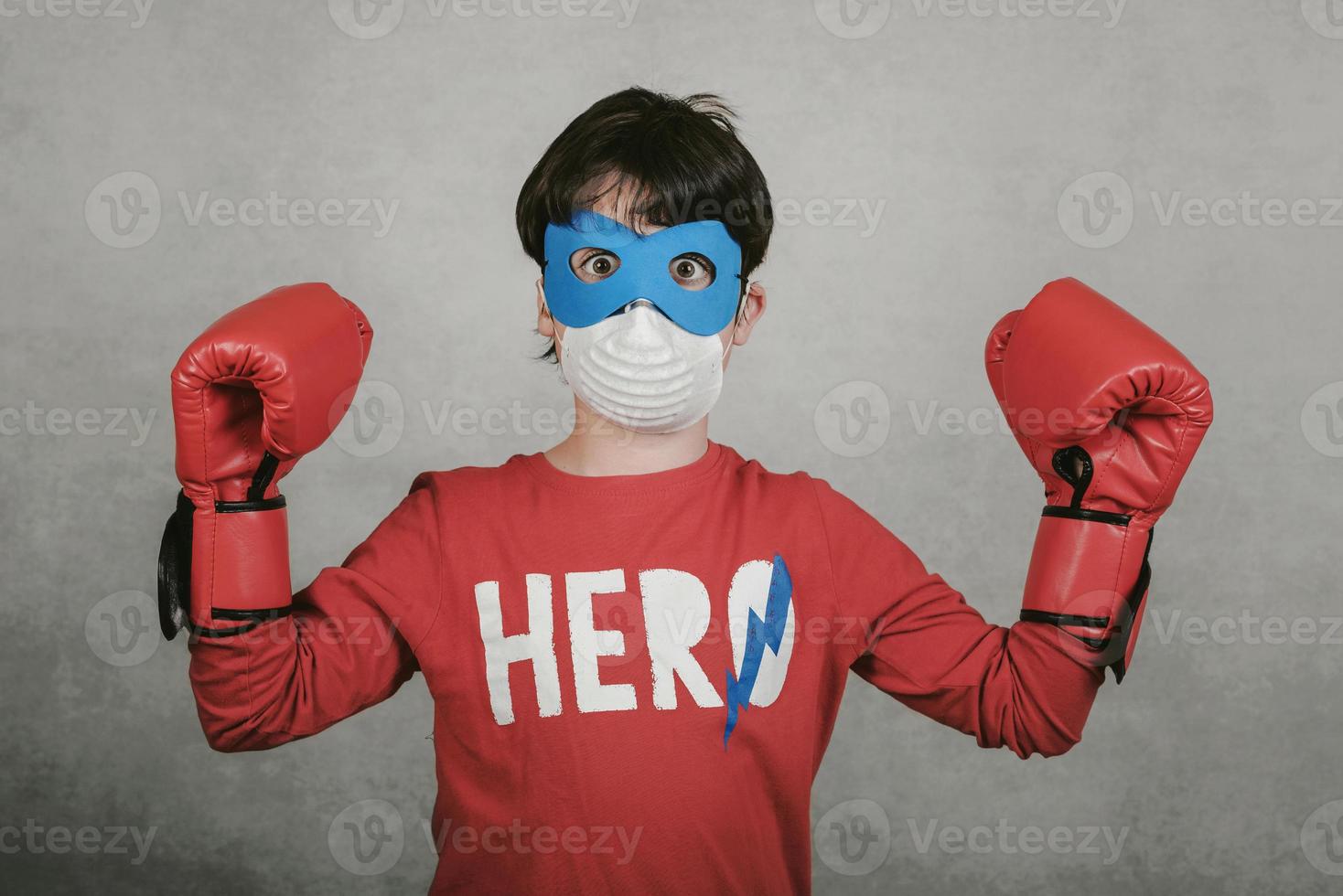 coronavirus.child usando máscara para coronavírus vestido de super-herói foto