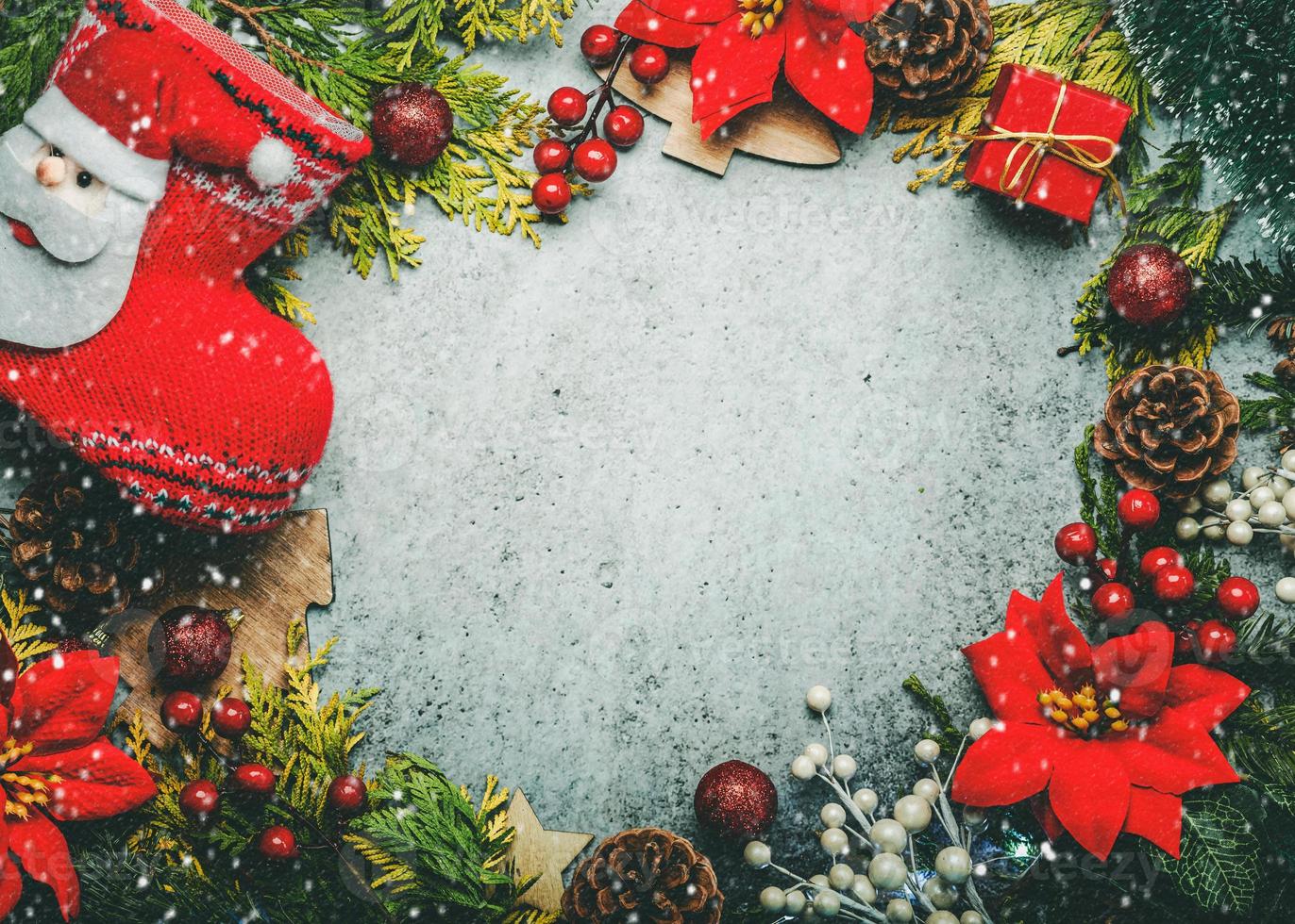 feliz Natal. vista superior do enfeite de natal e flocos de neve com espaço de cópia. fundo do conceito de natal foto