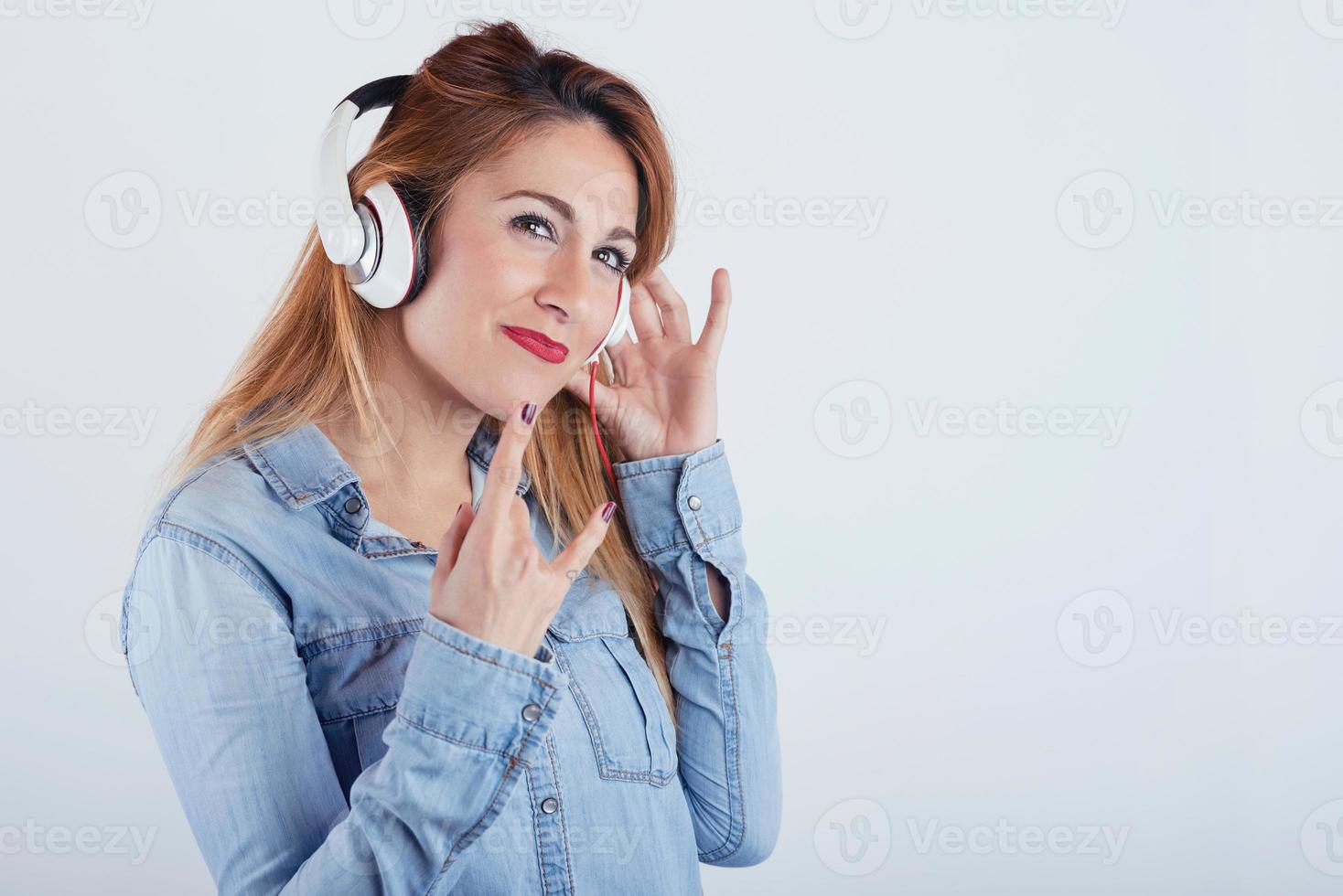 jovem feliz com fones de ouvido foto