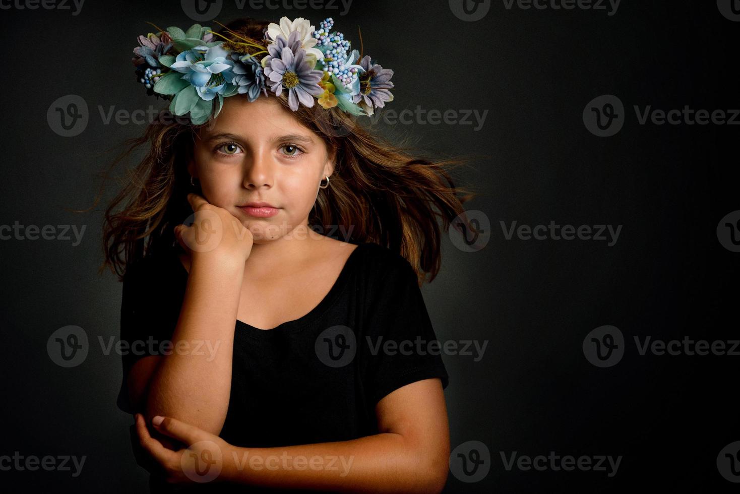 menina bonitinha com coroa de flores foto