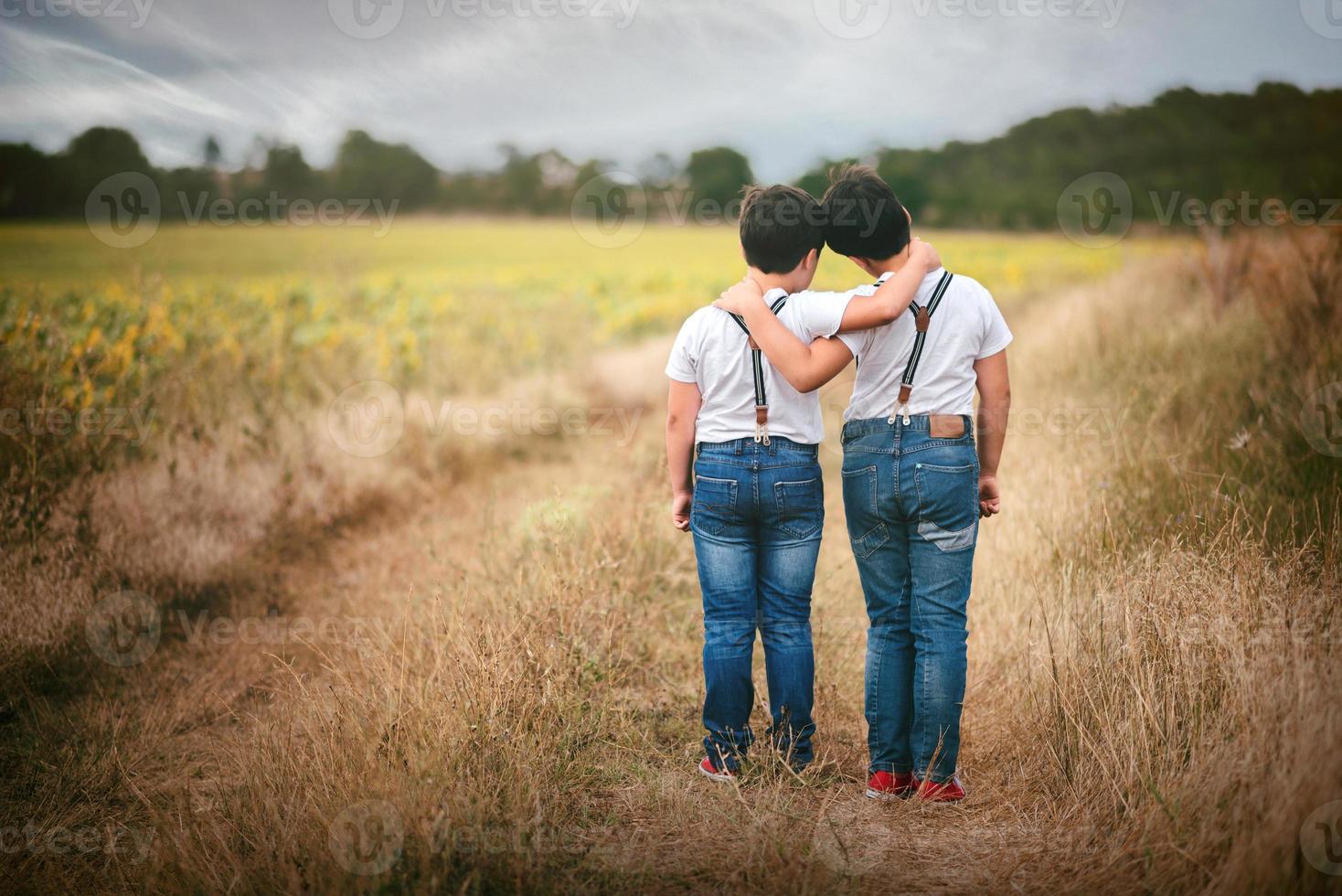 irmãos abraçados no campo foto