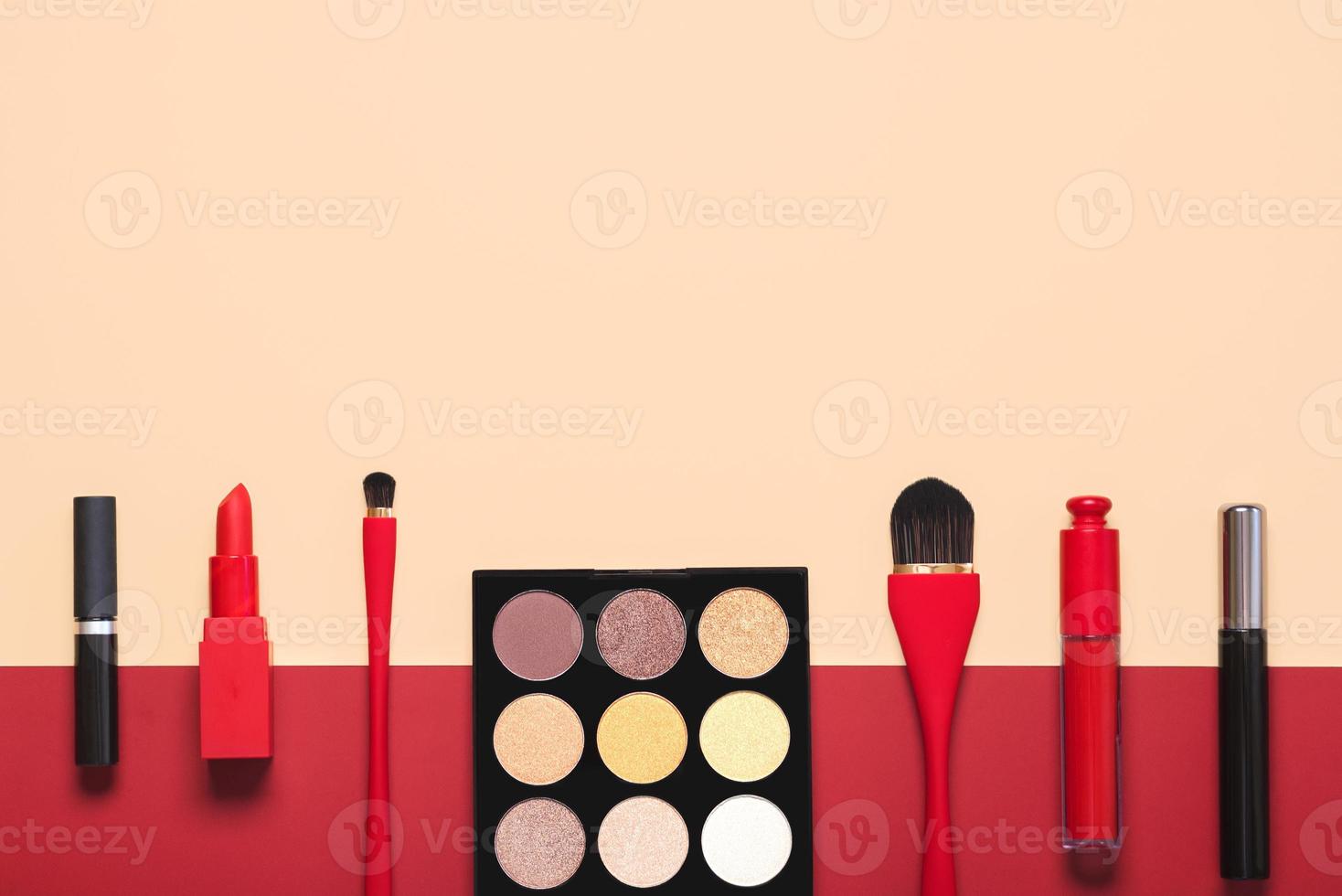cosméticos e acessórios femininos de maquiagem diferente. compõem o conceito de moda de beleza foto