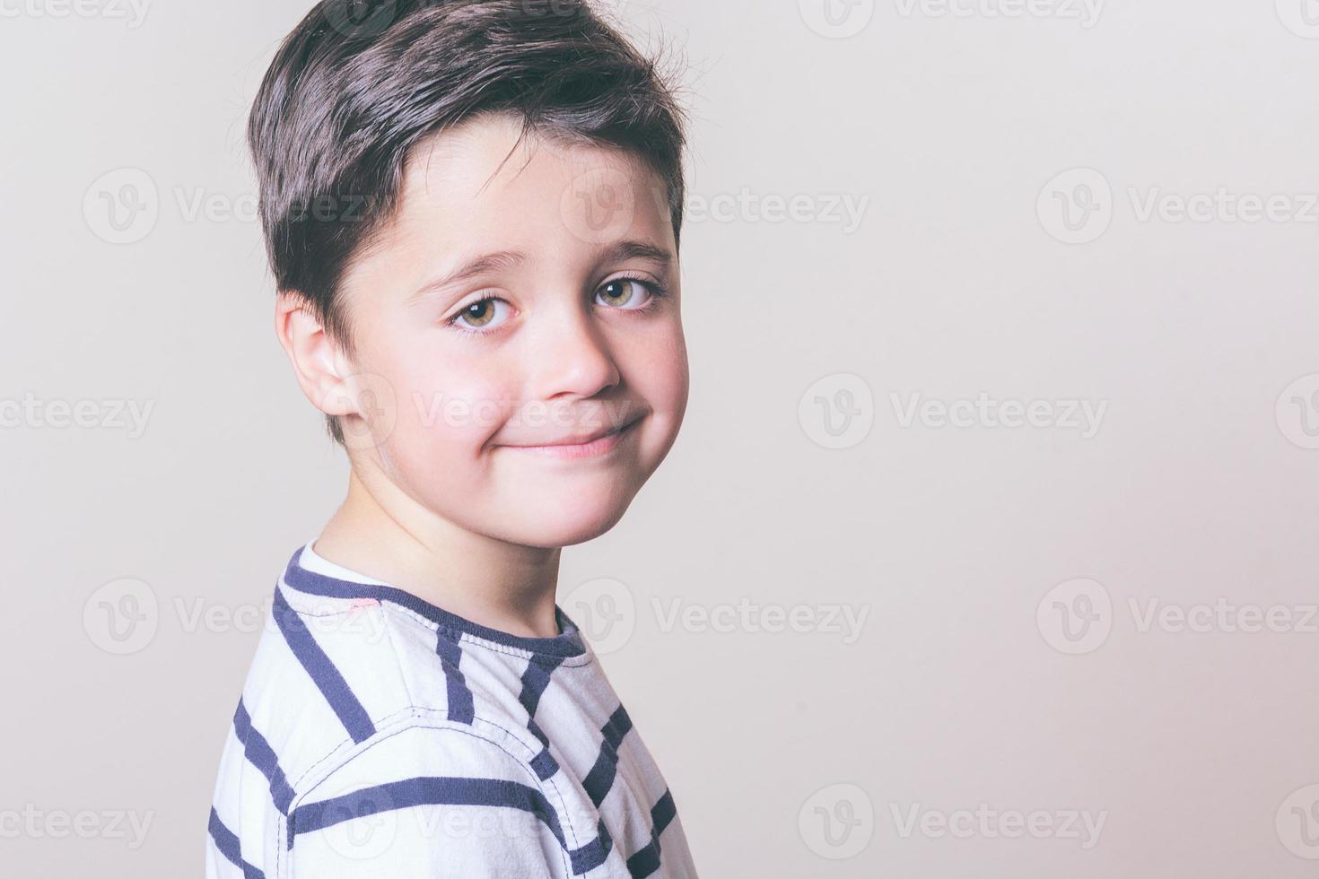 criança feliz e sorridente foto