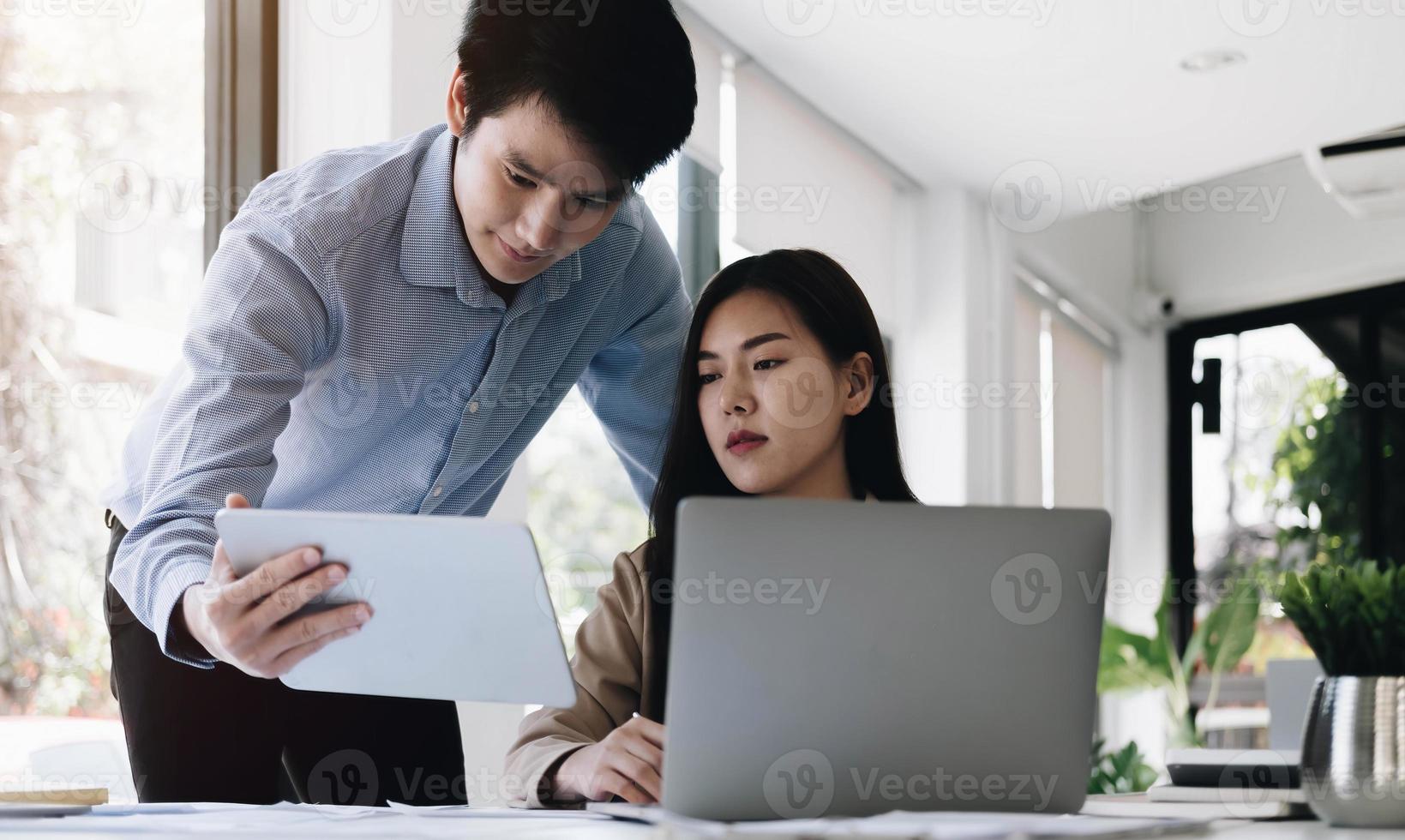 consulta à equipe de gestores de fundos e discussão sobre análise de mercado de ações de investimentos por tablet digital. foto