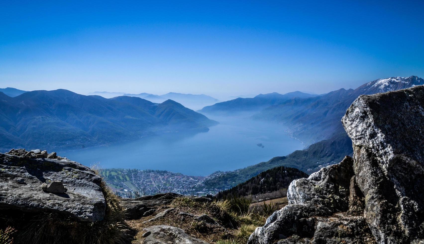 lago maggiore visto do alto da cardada foto