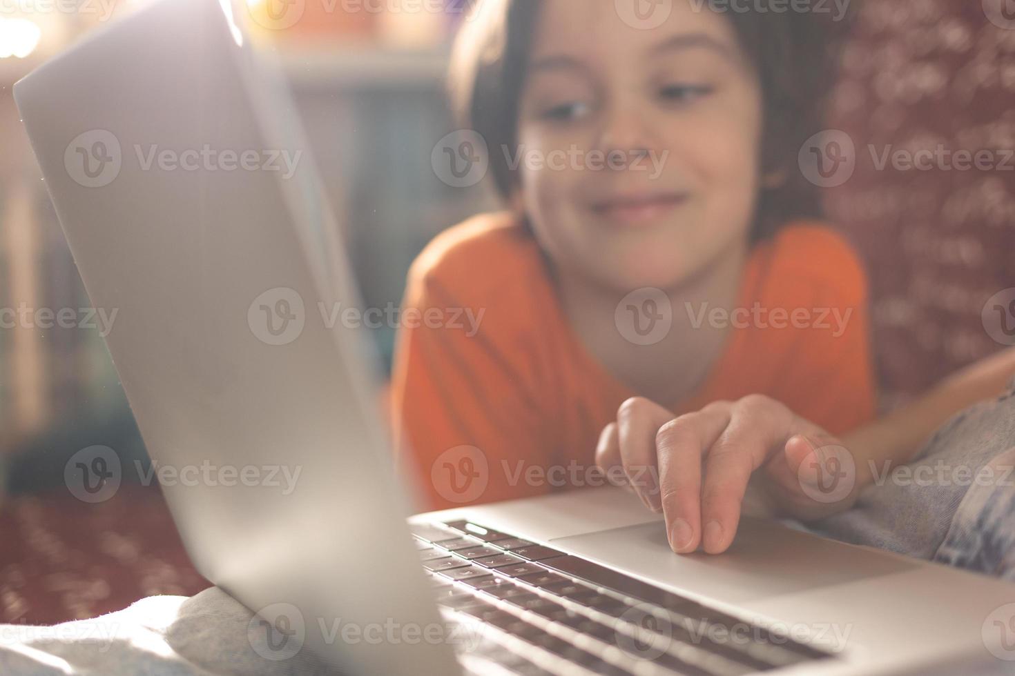 uma mulher com uma criança está sentada em um laptop foto