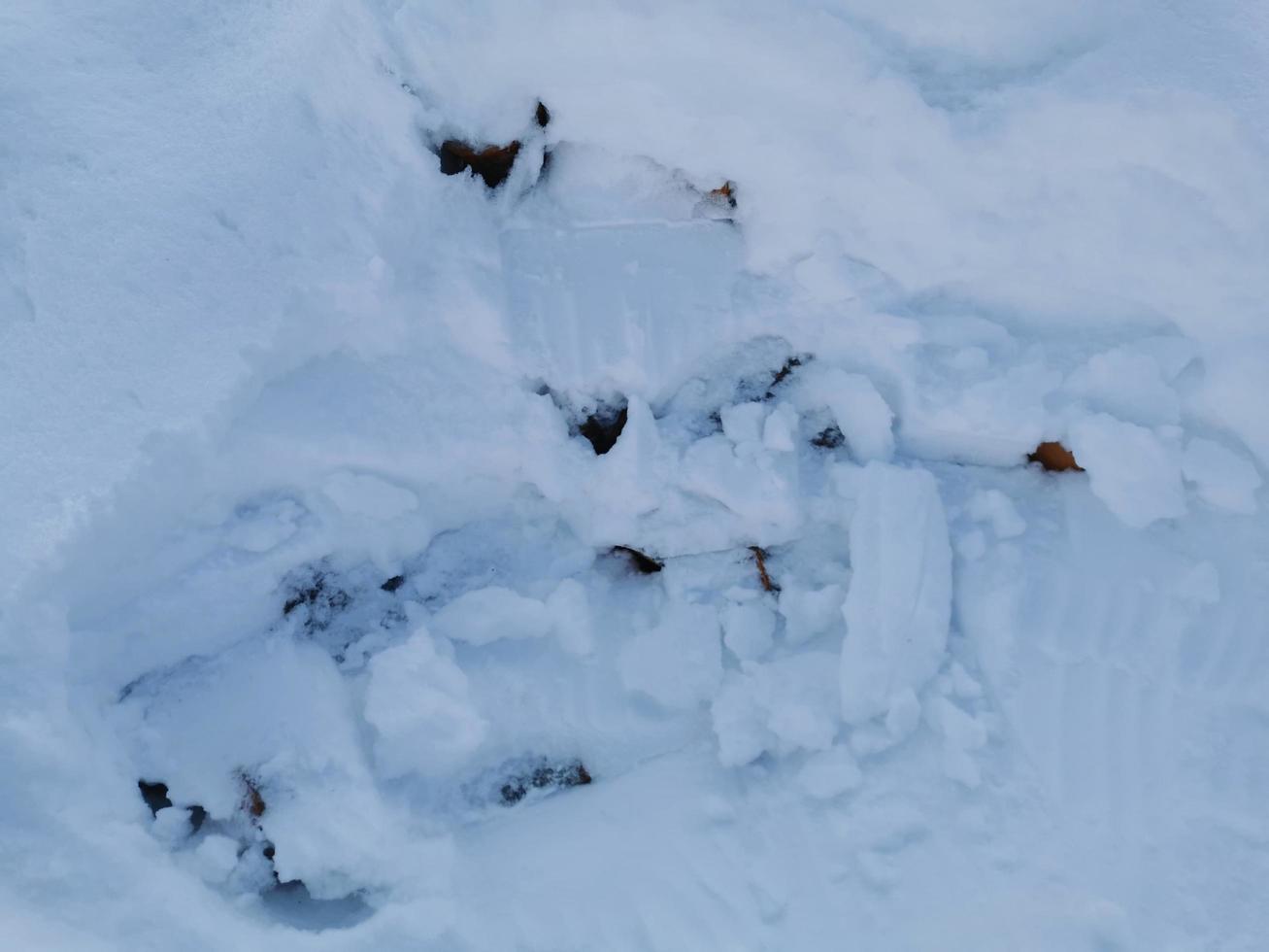 dia de inverno na aldeia russa neve bem céu azul foto