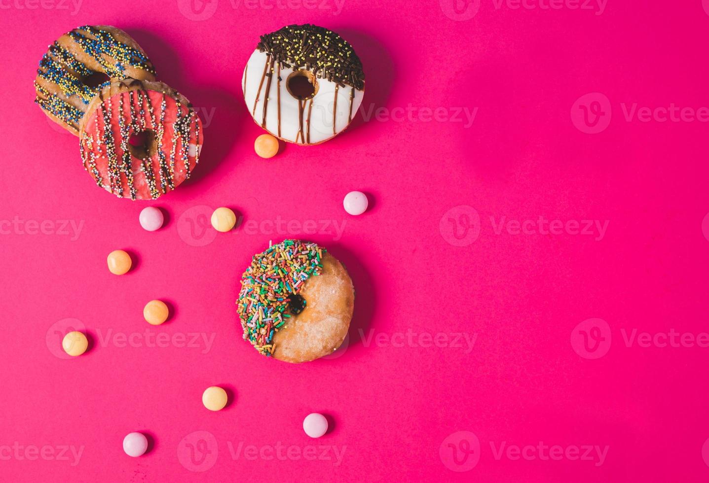 close-up de um donut rosa em um fundo rosa foto