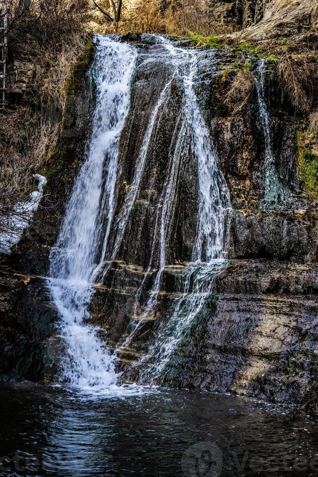 cachoeira na área selvagem de tbilisi foto