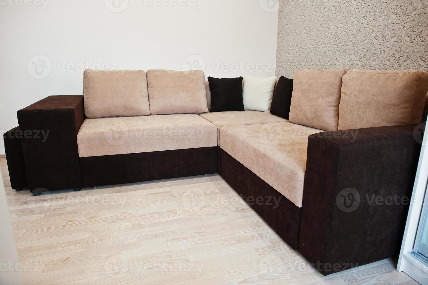 sofá-cama de canto bicolor cofee na sala de luz foto