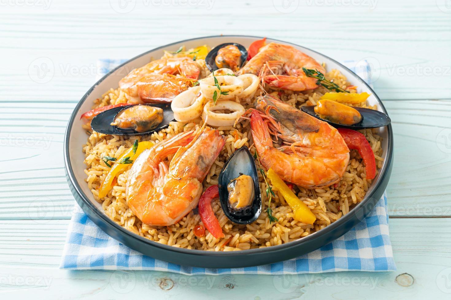 paella de frutos do mar com camarões, amêijoas, mexilhões com arroz de açafrão foto