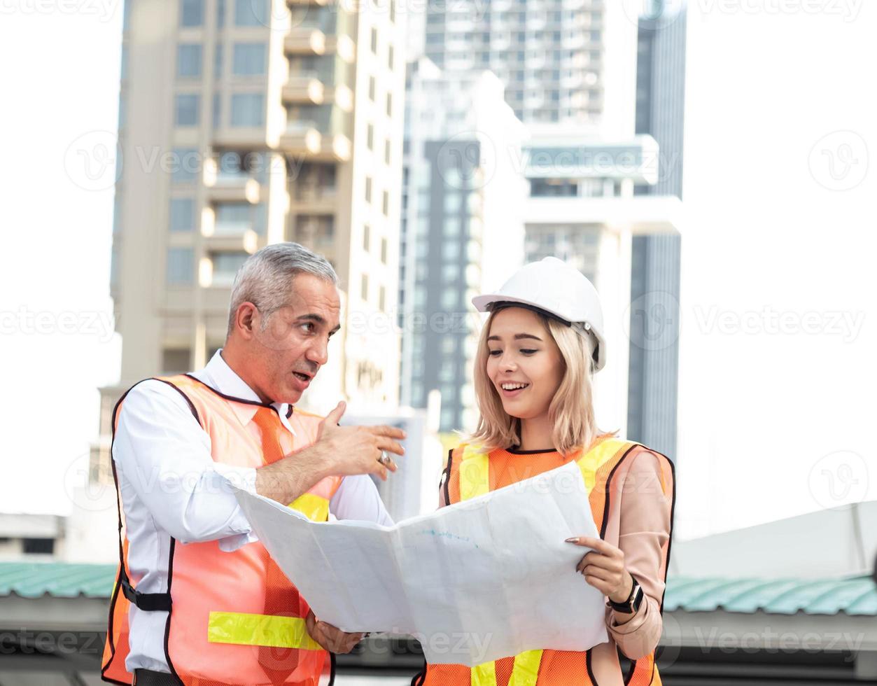 empresário masculino gerente despachante aduaneiro empresária feminino remetente carga trabalho contrato de trabalho investimento lista de embalagem certificado de origem seguro incluindo exportação importação entrada logística cidade urbana foto