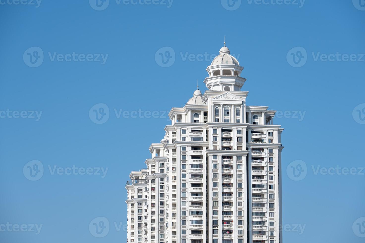 uma fileira de edifícios brancos de estilo europeu estão sob o céu azul foto