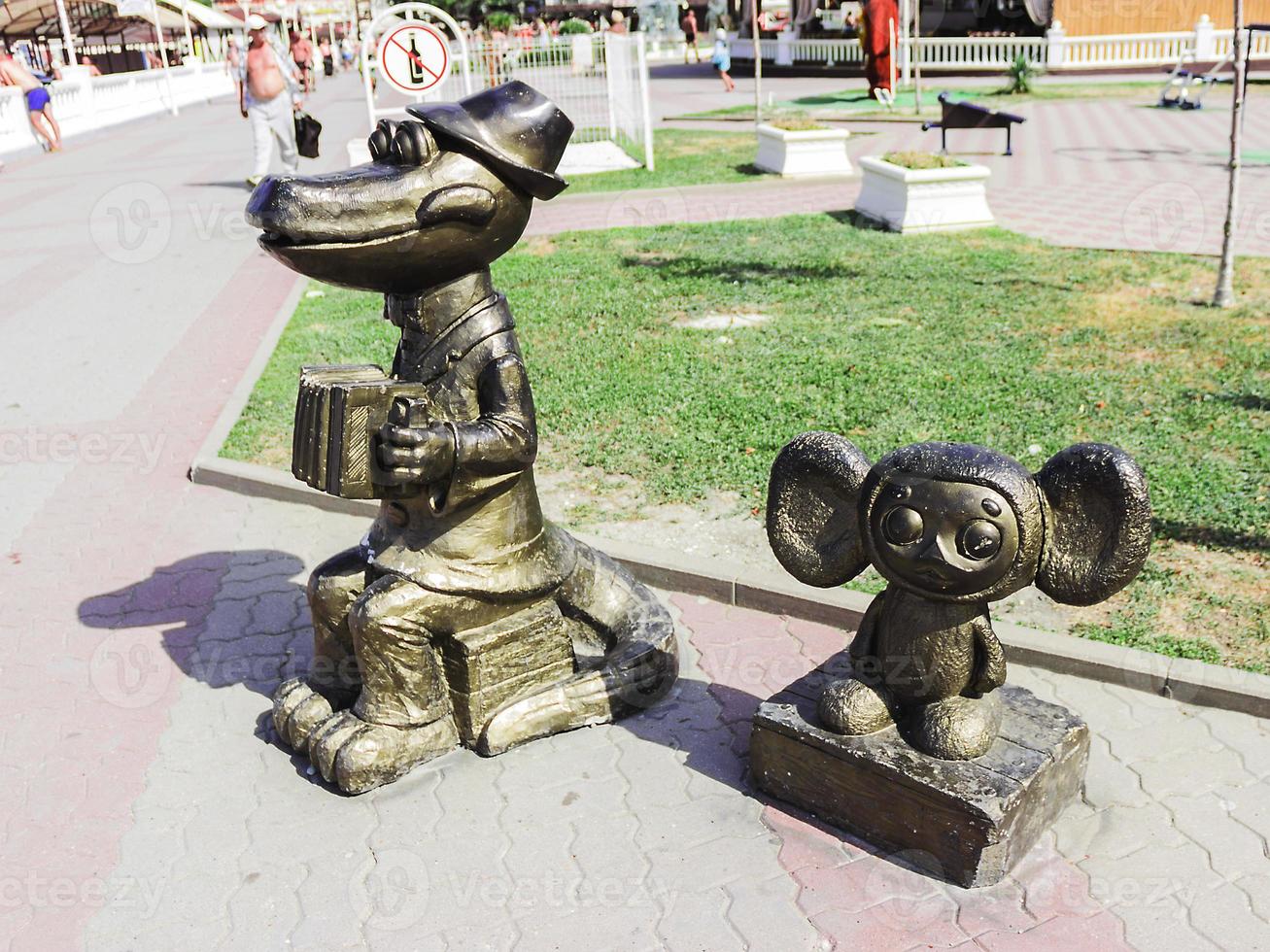 escultura de genes cheburashka e crocodilo iluminadas pelo sol foto