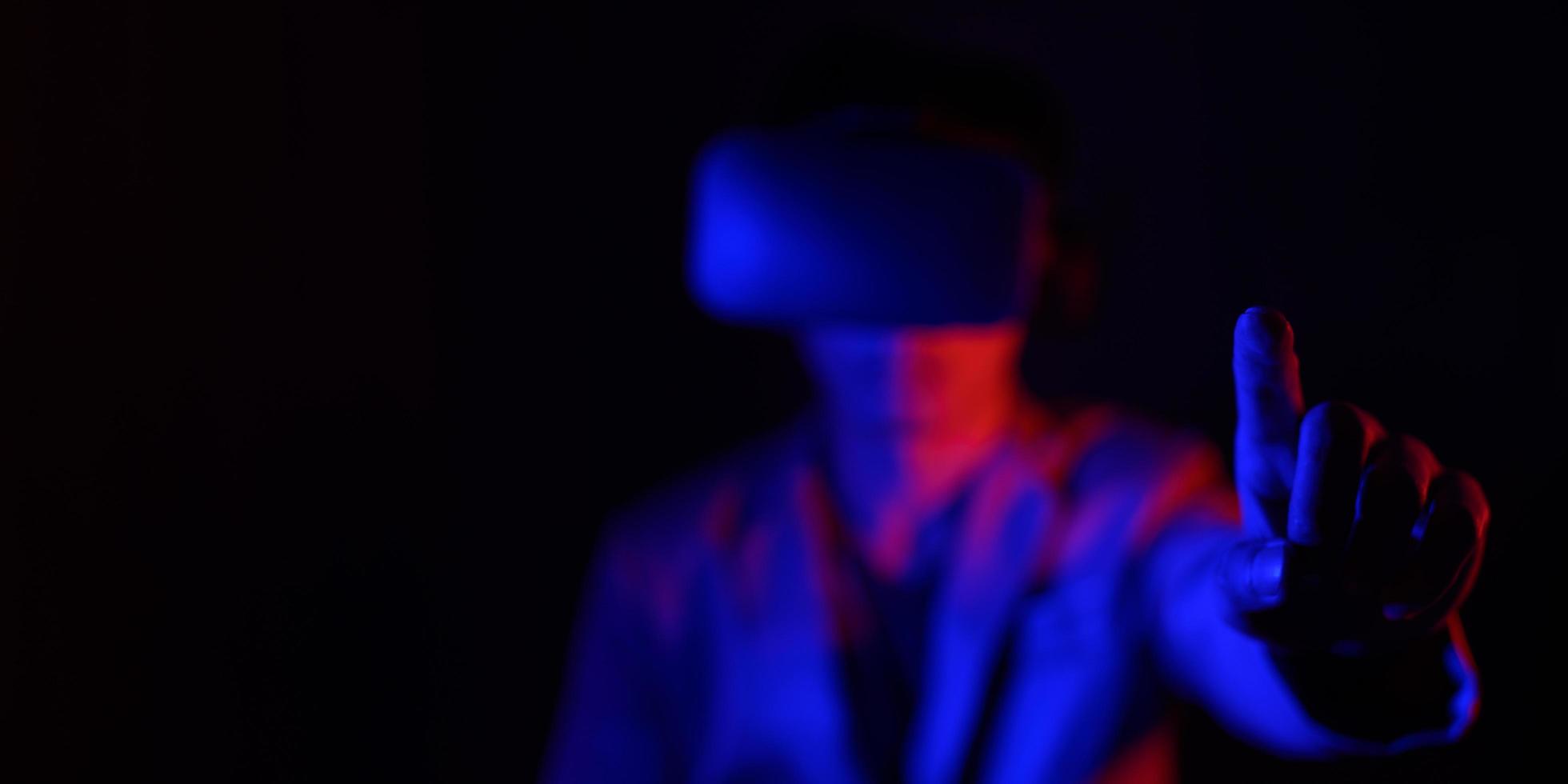 óculos de realidade virtual. realidade aumentada, jogo, conceito de tecnologia do futuro. vestido futurista do mundo simulado do metaverse postura corporal do vr foto