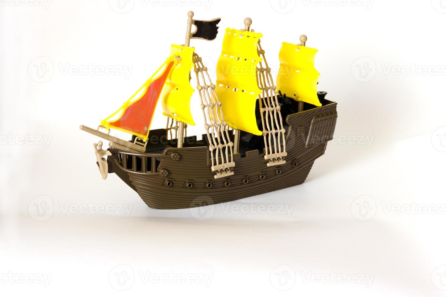 navio de madeira de brinquedo circulando isolado no fundo branco foto