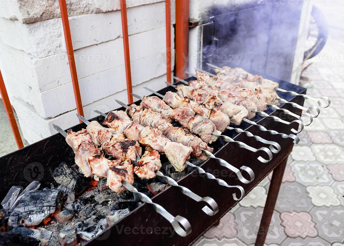 bifes de carne na grelha com chamas foto