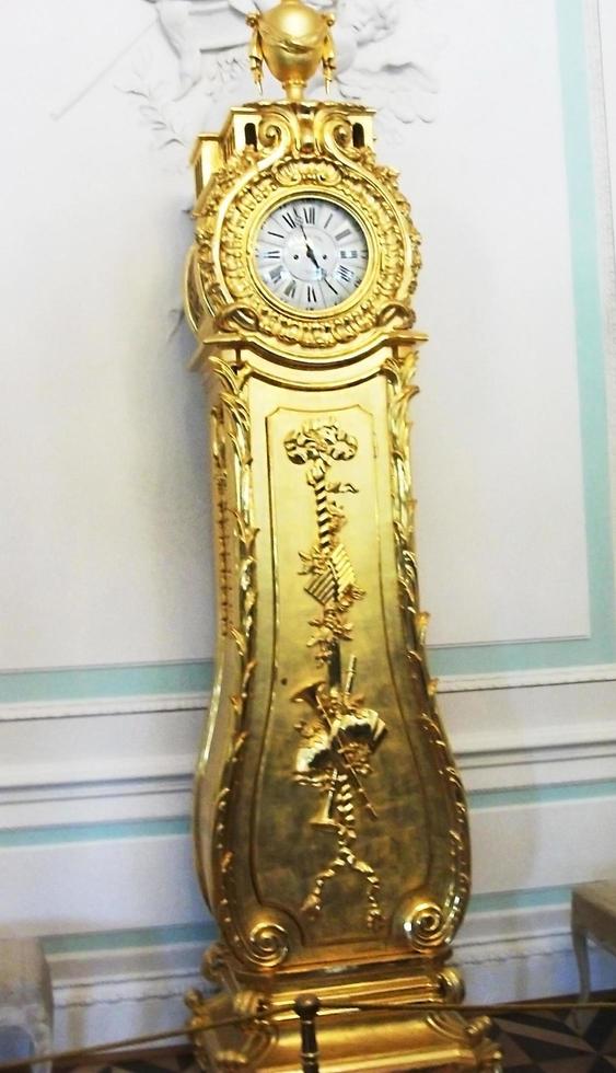velho relógio de pêndulo em uma sala vazia. foto